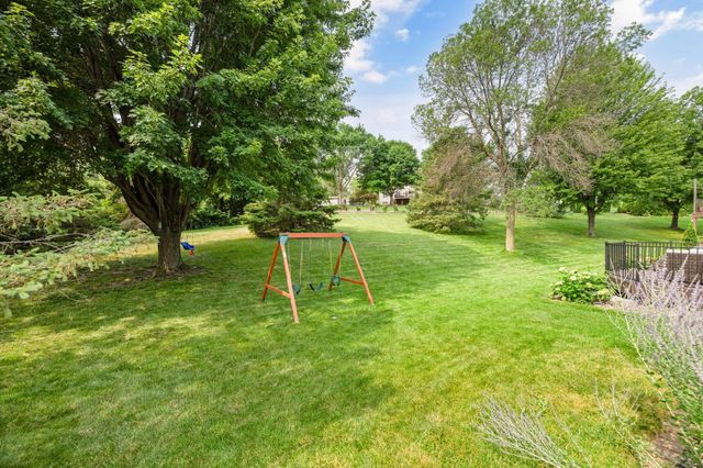 1584 Lake Susan Hills Drive, Chanhassen, MN 55317