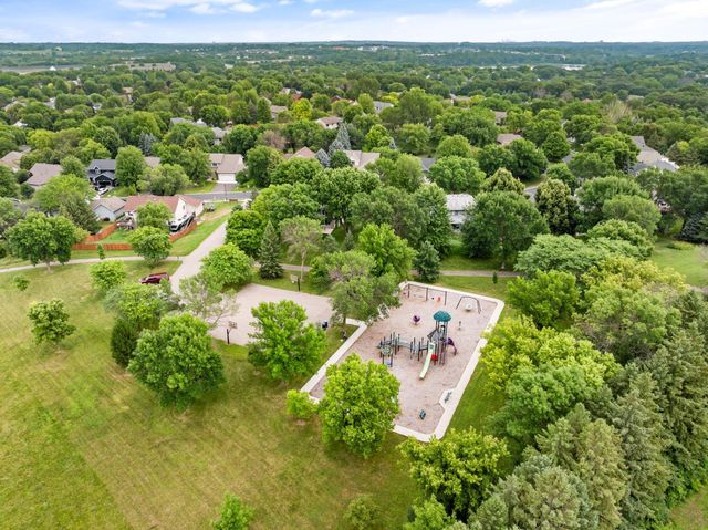 1584 Lake Susan Hills Drive, Chanhassen, MN 55317