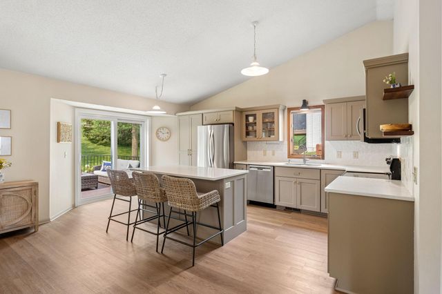 1584 Lake Susan Hills Drive, Chanhassen, MN 55317