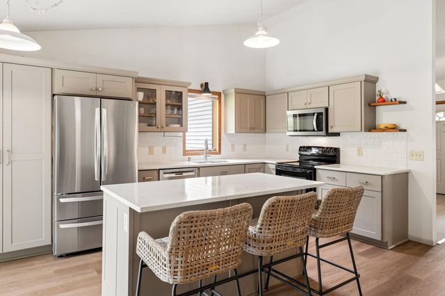 1584 Lake Susan Hills Drive, Chanhassen, MN 55317