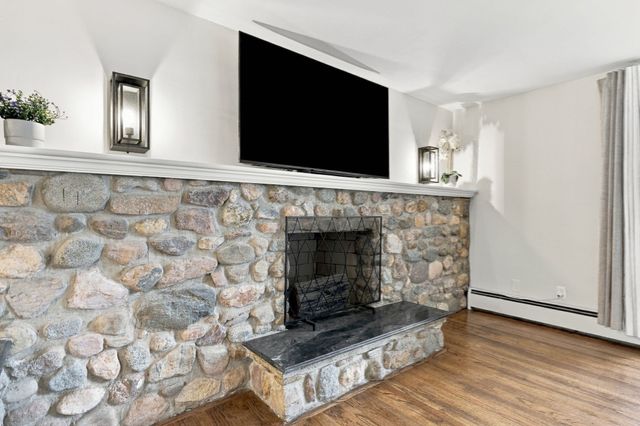 17 Oakridge St, Ludlow, MA 01056