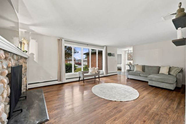 17 Oakridge St, Ludlow, MA 01056