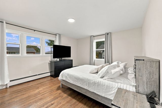 17 Oakridge St, Ludlow, MA 01056