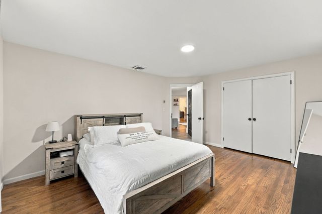 17 Oakridge St, Ludlow, MA 01056