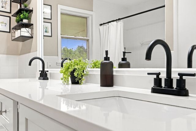 17 Oakridge St, Ludlow, MA 01056
