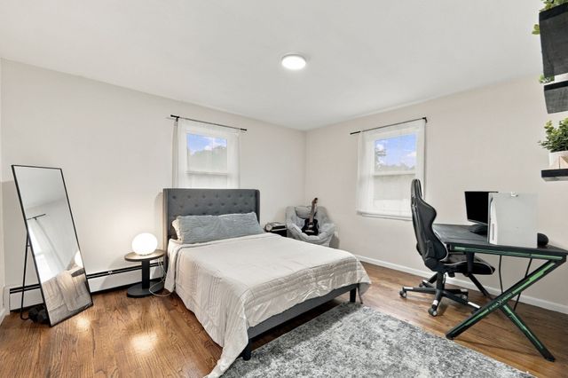 17 Oakridge St, Ludlow, MA 01056