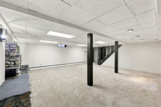 17 Oakridge St, Ludlow, MA 01056