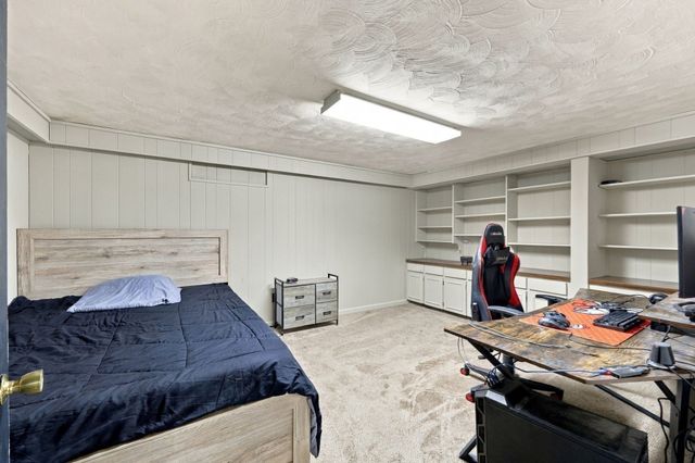 17 Oakridge St, Ludlow, MA 01056