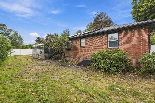 17 Oakridge St, Ludlow, MA 01056