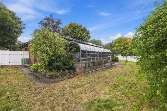 17 Oakridge St, Ludlow, MA 01056