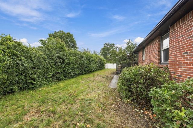 17 Oakridge St, Ludlow, MA 01056