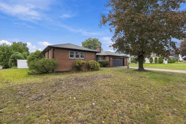 17 Oakridge St, Ludlow, MA 01056