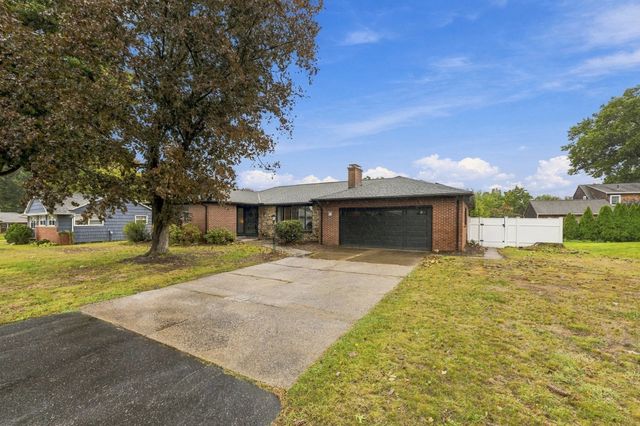 17 Oakridge St, Ludlow, MA 01056