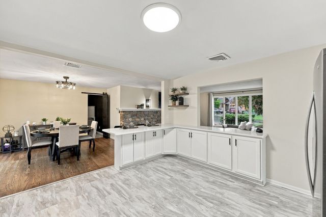 17 Oakridge St, Ludlow, MA 01056