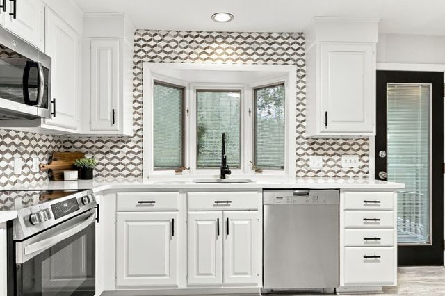 17 Oakridge St, Ludlow, MA 01056