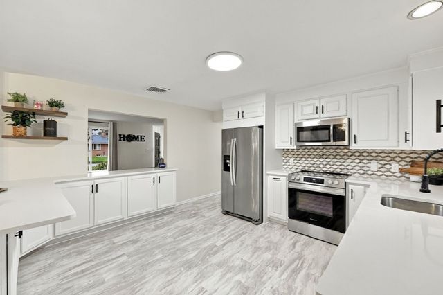 17 Oakridge St, Ludlow, MA 01056