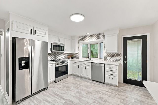 17 Oakridge St, Ludlow, MA 01056