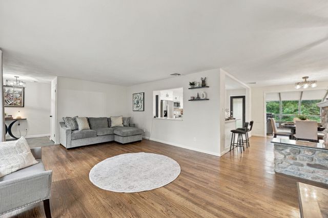 17 Oakridge St, Ludlow, MA 01056