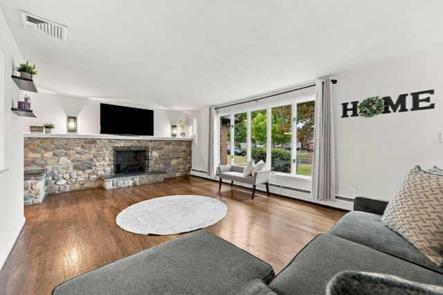 17 Oakridge St, Ludlow, MA 01056