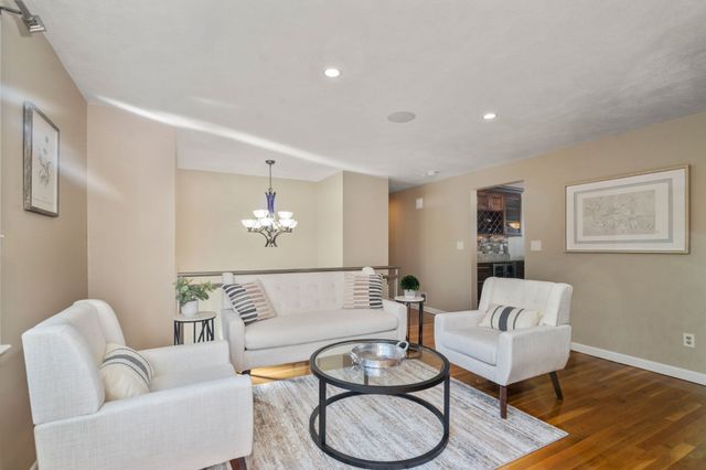 16 Bacon Rd, Framingham, MA 01701