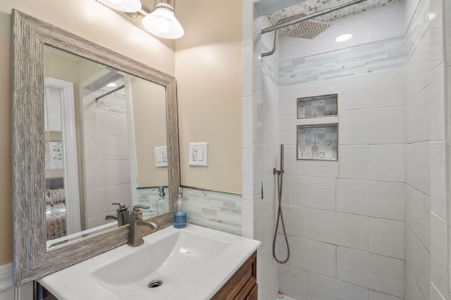 16 Bacon Rd, Framingham, MA 01701