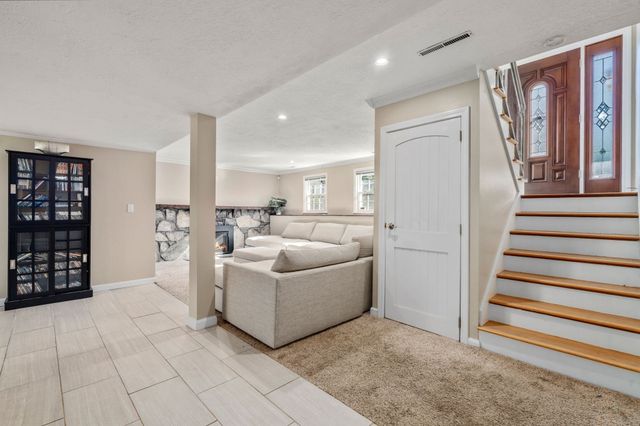 16 Bacon Rd, Framingham, MA 01701