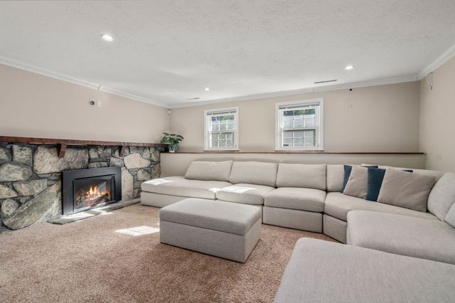 16 Bacon Rd, Framingham, MA 01701