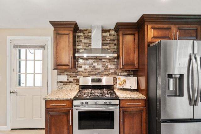 16 Bacon Rd, Framingham, MA 01701