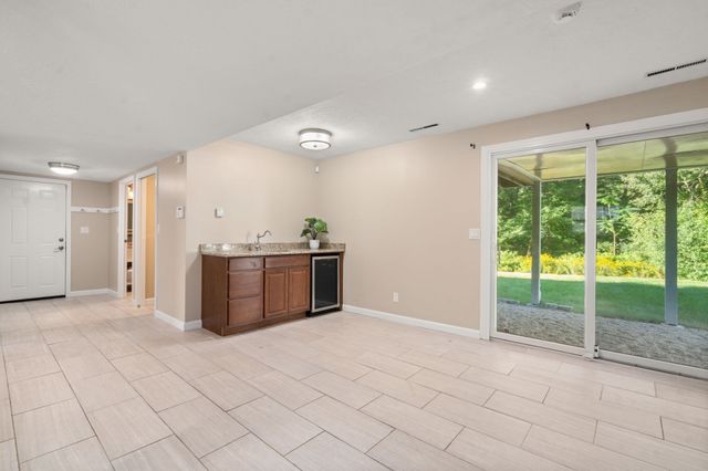 16 Bacon Rd, Framingham, MA 01701