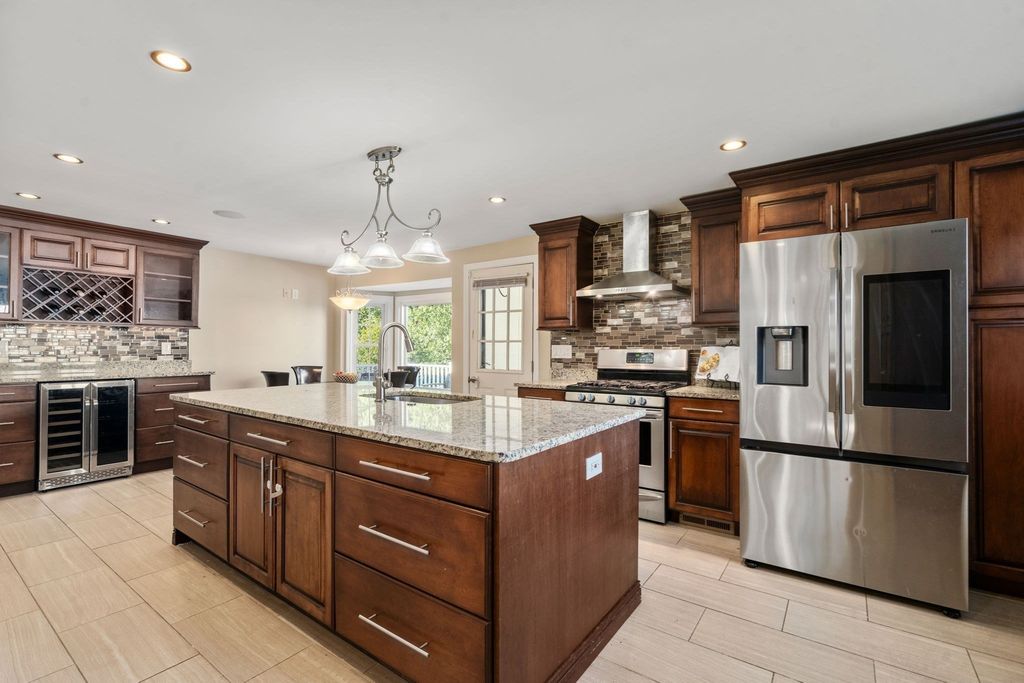 16 Bacon Rd, Framingham, MA 01701