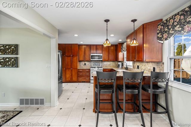 25884 Castlereigh Drive, Farmington, MI 48336