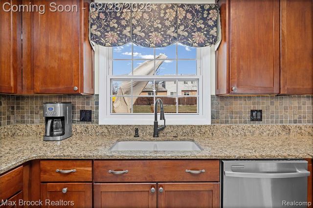 25884 Castlereigh Drive, Farmington, MI 48336