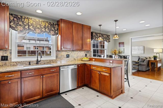 25884 Castlereigh Drive, Farmington, MI 48336