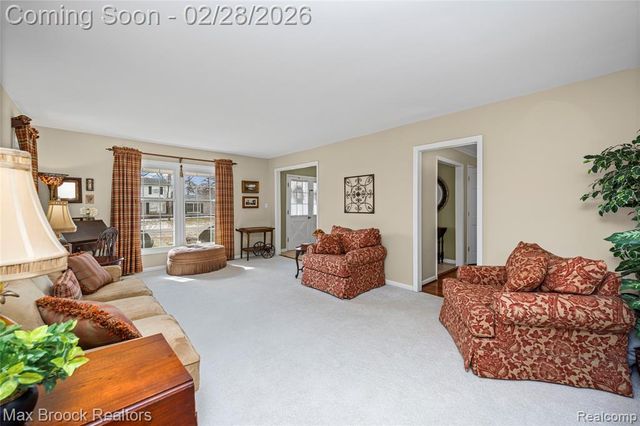 25884 Castlereigh Drive, Farmington, MI 48336