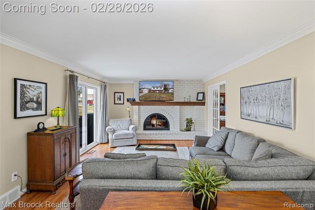 25884 Castlereigh Drive, Farmington, MI 48336