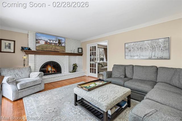 25884 Castlereigh Drive, Farmington, MI 48336