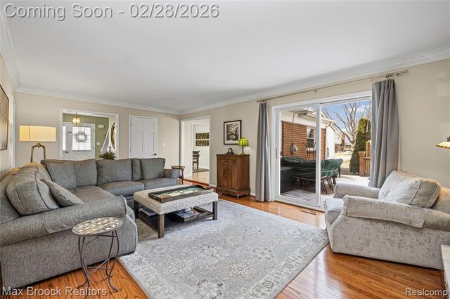 25884 Castlereigh Drive, Farmington, MI 48336