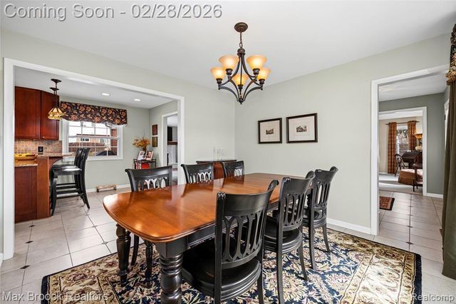 25884 Castlereigh Drive, Farmington, MI 48336