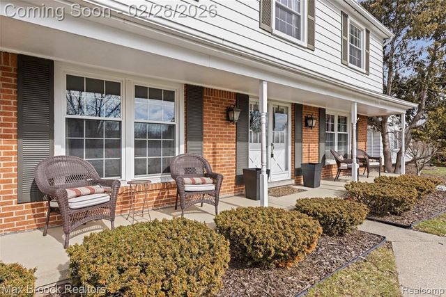 25884 Castlereigh Drive, Farmington, MI 48336