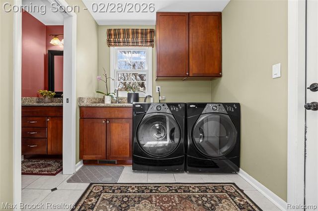 25884 Castlereigh Drive, Farmington, MI 48336