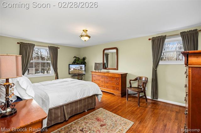 25884 Castlereigh Drive, Farmington, MI 48336