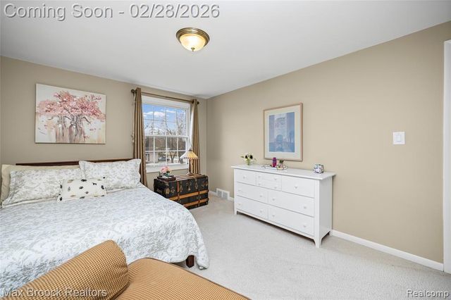 25884 Castlereigh Drive, Farmington, MI 48336