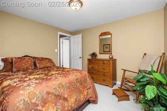 25884 Castlereigh Drive, Farmington, MI 48336