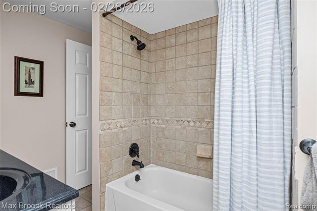 25884 Castlereigh Drive, Farmington, MI 48336