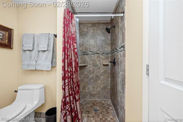 25884 Castlereigh Drive, Farmington, MI 48336