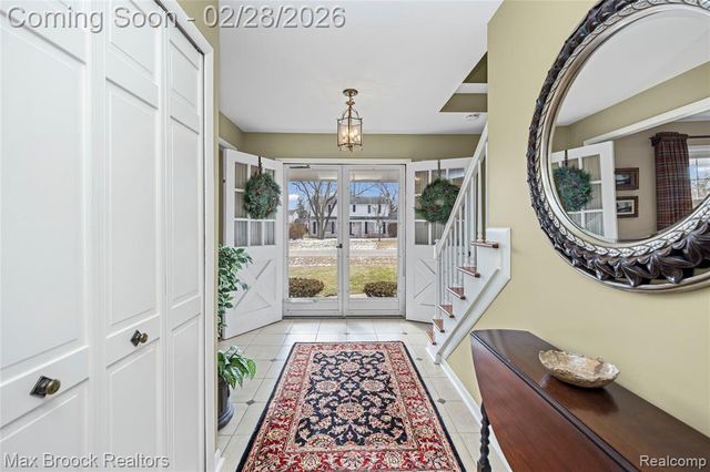 25884 Castlereigh Drive, Farmington, MI 48336