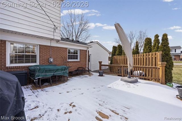 25884 Castlereigh Drive, Farmington, MI 48336