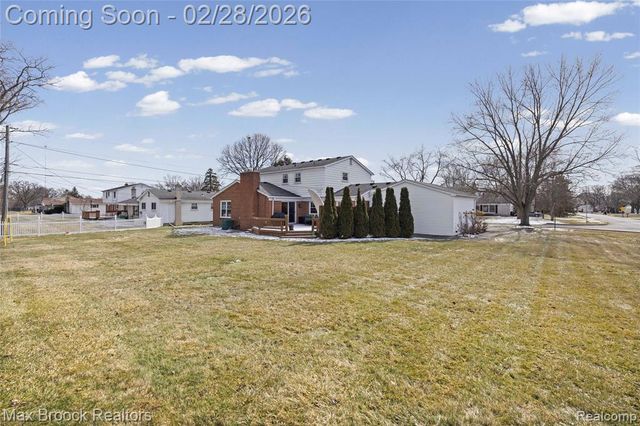 25884 Castlereigh Drive, Farmington, MI 48336