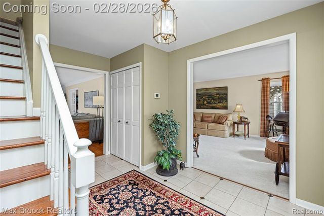 25884 Castlereigh Drive, Farmington, MI 48336