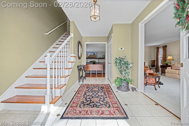 25884 Castlereigh Drive, Farmington, MI 48336